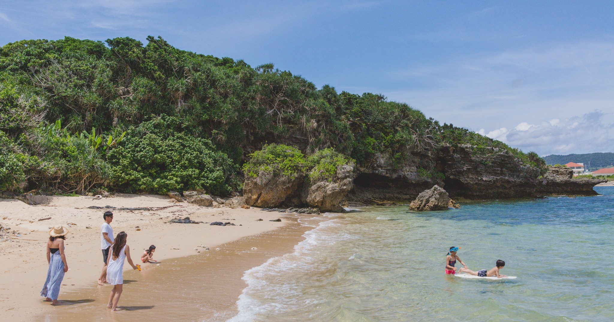 秘密の入り江で、家族みんなと自然とつながる特別な時間🌿🏖️
HIDEOUT OKINAWA URUMAのすぐそばには、こんなに美しいプライベート感たっぷりのビーチが。
のんびりお散歩したり、波打ち際で遊んだり、SUPにチャレンジしたり。
自然に包まれたうるまの海岸は、まさに「ここだけの体験」を楽しむのにぴったりです✨

#HideoutUruma #うるまでリラックス #沖縄トリップ #ビーチ #沖縄 #うるま市 #hideoutokinawa #hideoutokinawauruma #okinawa #uruma #resort #travel #family #resortstyle #beach #pool #loves_okinawa #石川東恩納 #チキンオーバーライス #chickenoverrice

📸 楽しい瞬間をシェアして、タグ付けしてくれると嬉しいです！

STAY CASUAL｜KEEP CULTURAL
Make the Most of Your Time with US

HIDEOUT OKINAWA URUMA
1710-1 Ishikawa Higashionna Uruma
Tel｜098-963-0600