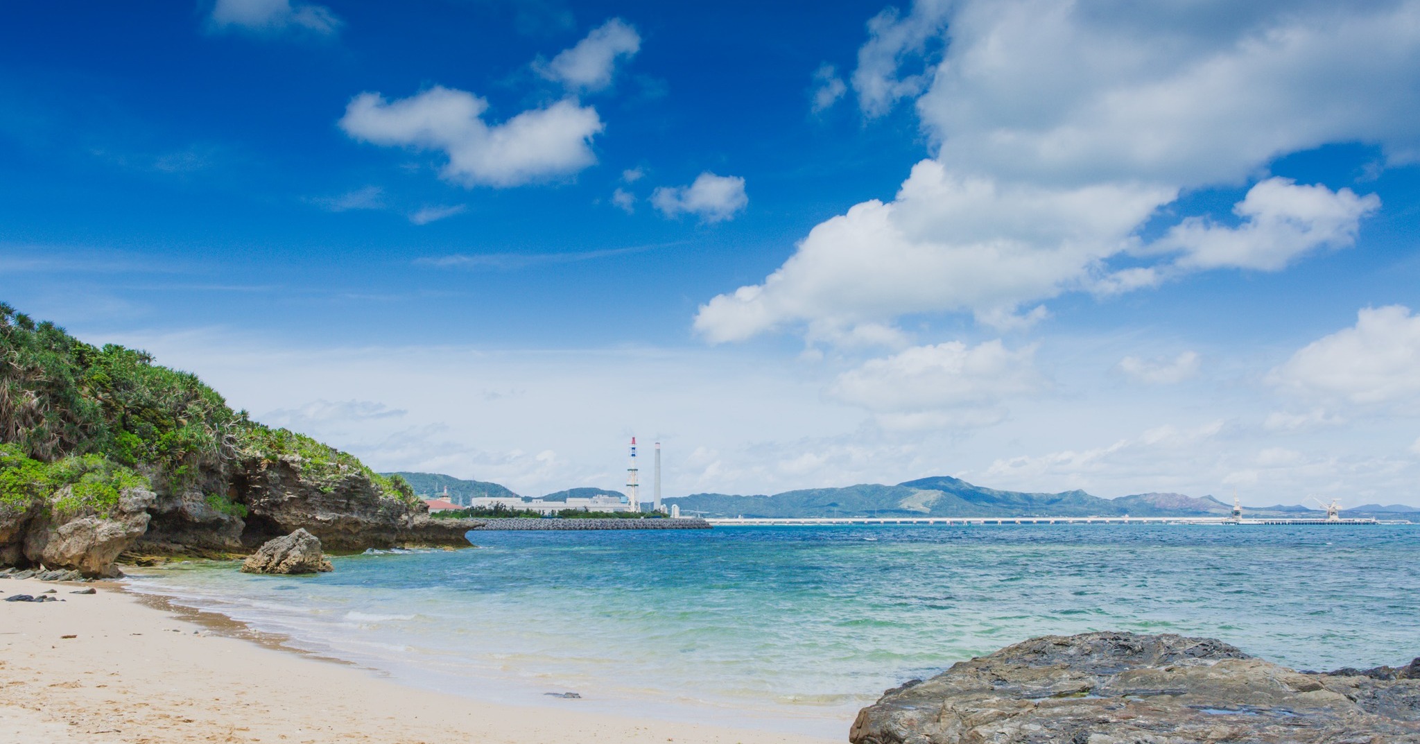 🌊エメラルドブルーに癒されて🏖️
沖縄・うるまのビーチから眺める絶景🌺
白い砂浜と透き通る海、遠くに見える灯台と橋…自然の美しさに囲まれたこの場所は、心も体もリセットしてくれる最高のリトリート✨

HIDEOUT OKINAWA URUMAから車で少しの場所に、こんなに美しい景色が広がっています🌴
朝の散歩や夕日の時間も最高ですよ🌅

#HideoutUruma #うるまでリラックス #沖縄トリップ #チキンオーバーライス #石川東恩納 #プールがあるホテル沖縄 #沖縄 #うるま市 #hideoutokinawa #hideoutokinawauruma #chickenoverrice #okinawa #uruma #resort #travel #family #resortstyle #beach #pool #loves_okinawa

📸 楽しい瞬間をシェアして、タグ付けしてくれると嬉しいです！

STAY CASUAL｜KEEP CULTURAL
Make the Most of Your Time with US

HIDEOUT OKINAWA URUMA
1710-1 Ishikawa Higashionna Uruma
Tel｜098-963-0600

詳しくはプロフィールリンクから