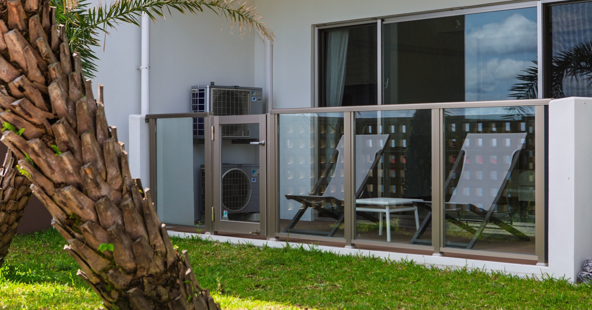 🌴ヤシの木の木陰でリラックス🌞
HIDEOUT OKINAWA URUMAのプライベートテラスで、のんびりとした時間を過ごしませんか？心地よい風が通り抜けるこの場所は、読書や朝のコーヒー、午後のチルタイムにぴったり🍃✨
自然の緑に囲まれた癒しの空間で、自分だけの“ゆったり沖縄時間”を楽しんでください🌺

#HideoutUruma #うるまでリラックス #沖縄トリップ #チキンオーバーライス #石川東恩納 #プールがあるホテル沖縄 #沖縄 #うるま市 #hideoutokinawa #hideoutokinawauruma #chickenoverrice #okinawa #uruma #resort #travel #family #resortstyle #beach #pool #loves_okinawa

📸 楽しい瞬間をシェアして、タグ付けしてくれると嬉しいです！

STAY CASUAL｜KEEP CULTURAL
Make the Most of Your Time with US

HIDEOUT OKINAWA URUMA
1710-1 Ishikawa Higashionna Uruma
Tel｜098-963-0600