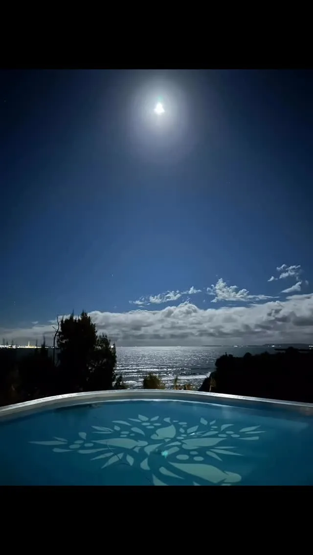 先日のフルムーン🌕
何度も見返すほど綺麗
⁡
⁡
STAY CASUAL｜KEEP CULTURAL
Make the Most of Your Time with US
⁡
HIDEOUT OKINAWA 
1710-1 Ishikawa Higashionna Uruma
Tel｜098-963-0600
⁡
#hideoutokinawa #full moon#pool