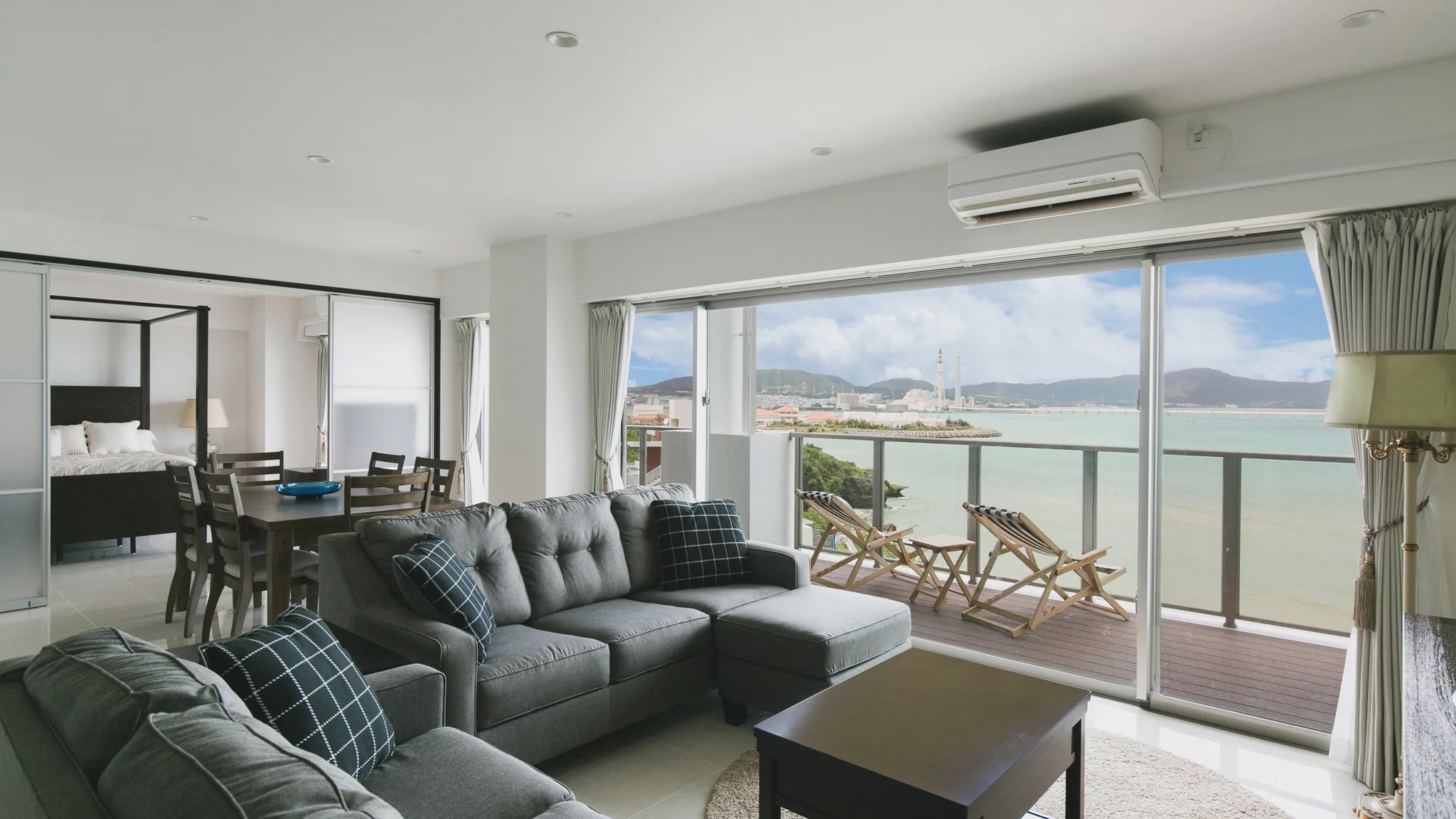 「ハイドアウト オキナワ ウルマ」のスイートルームからは、リビングに座ったままでもこんな絶景が楽しめちゃいます！朝日を浴びながらのコーヒータイムや、夜は波の音に包まれながらゆっくりチル。バルコニーのチェアでのんびりするのも最高の贅沢です🌴

沖縄の自然と快適なステイ、どっちも欲張りたいあなたにぴったりの空間。家族でもカップルでも、きっと忘れられない時間になりますよ🛋️💕

📍#石川東恩納 にある #ハイドアウトオキナワウルマ
美しい海と広々とした空間で、最高の沖縄トリップを🌈

#HideoutUruma #うるまでリラックス #沖縄トリップ #チキンオーバーライス #プールがあるホテル沖縄 #沖縄 #うるま市 #hideoutokinawa #hideoutokinawauruma #chickenoverrice #okinawa #uruma #resort #travel #family #resortstyle #beach #pool #loves_okinawa

📸 楽しい瞬間をシェアして、タグ付けしてくれると嬉しいです！

STAY CASUAL｜KEEP CULTURAL
Make the Most of Your Time with US

HIDEOUT OKINAWA URUMA
1710-1 Ishikawa Higashionna Uruma
Tel｜098-963-0600

詳しくはプロフィールリンクから