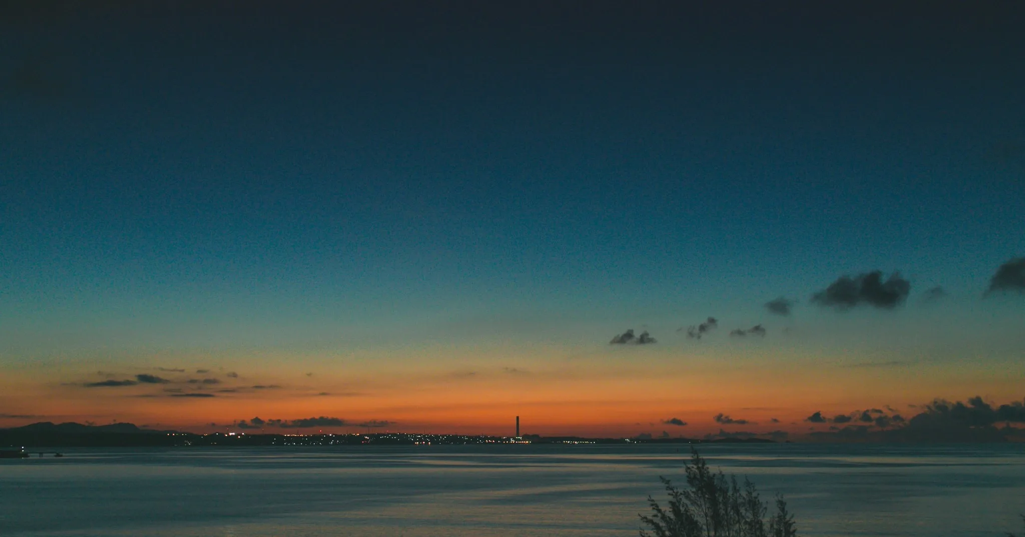 HIDEOUT OKINAWA URUMAから眺めるこの水平線は、言葉を失うほどの美しさ。オレンジからディープブルーへの移ろいは、一日の始まりにふさわしい最高の癒しタイム。海と空がつながるこの瞬間を、ぜひあなたの思い出に。

自然と調和するリゾートステイで、心と身体をリセットしよう。

#HideoutUruma #うるまでリラックス #沖縄トリップ #石川東恩納 #沖縄 #うるま市
#hideoutokinawa #hideoutokinawauruma #okinawa #uruma #resort #travel #sunset
#マジックアワー #beachview #リゾートステイ #loves_okinawa

📸 楽しい瞬間をシェアして、タグ付けしてくれると嬉しいです！

STAY CASUAL｜KEEP CULTURAL
Make the Most of Your Time with US

HIDEOUT OKINAWA URUMA
1710-1 Ishikawa Higashionna Uruma
Tel｜098-963-0600

詳しくはプロフィールリンクから