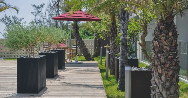 🌴太陽の光と海風が心地よく吹き抜ける、HIDEOUT OKINAWA URUMAのガーデンデッキ。

青空の下でのんびり読書、コーヒーを片手にチルタイム、ゆったり語らいながら過ごす午後…。ここには、あなたの“お気に入りの過ごし方”がきっと見つかります。リゾートの静けさとトロピカルな雰囲気に癒されて、心が自然とほぐれていく時間を。

お気に入りのスポットを見つけて、旅の特別なひとときをどうぞ🌞

#HideoutUruma #うるまでリラックス #沖縄トリップ #チキンオーバーライス #石川東恩納
#プールがあるホテル沖縄 #沖縄 #うるま市 #hideoutokinawa #hideoutokinawauruma
#chickenoverrice #okinawa #uruma #resort #travel #family #resortstyle #beachlife #relax

📸 楽しい瞬間をシェアして、タグ付けしてくれると嬉しいです！

STAY CASUAL｜KEEP CULTURAL
Make the Most of Your Time with US

HIDEOUT OKINAWA URUMA
1710-1 Ishikawa Higashionna Uruma
Tel｜098-963-0600

詳しくはプロフィールリンクから