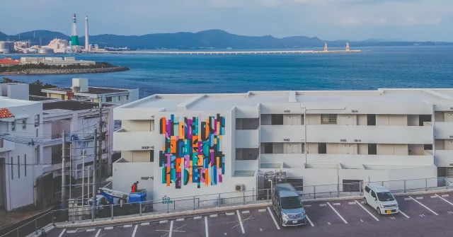 沖縄の海と空に包まれた「ハイドアウト オキナワ ウルマ」の建物に、鮮やかで印象的なウォールアートが登場🎨🌈
この作品を手がけたのは、ポルトガルを拠点に活躍するアーティスト SAID KINOS。グラフィティとグラフィックデザインを融合させた独自のスタイルが、建物に新しい命を吹き込んでいます。
「都市の風景と自然の境界を曖昧にし、調和させる」
そんな想いが込められたこの作品は、リゾートステイの中でアートを感じることができる、特別なスポットです。
アートと自然が共存するこのロケーションで、心ゆくまでリラックスしませんか?🌊✨
#HideoutUruma #うるまでリラックス #沖縄トリップ #チキンオーバーライス #石川東恩納 #プールがあるホテル沖縄 #沖縄 #うるま市 #hideoutokinawa #hideoutokinawauruma #okinawa #uruma #resort #travel #family #resortstyle #beach #pool #loves_okinawa
📸 楽しい瞬間をシェアして、タグ付けしてくれると嬉しいです!
STAY CASUAL|KEEP CULTURAL
Make the Most of Your Time with US
HIDEOUT OKINAWA URUMA
1710-1 Ishikawa Higashionna Uruma
Tel|098-963-0600
詳しくはプロフィールリンクから