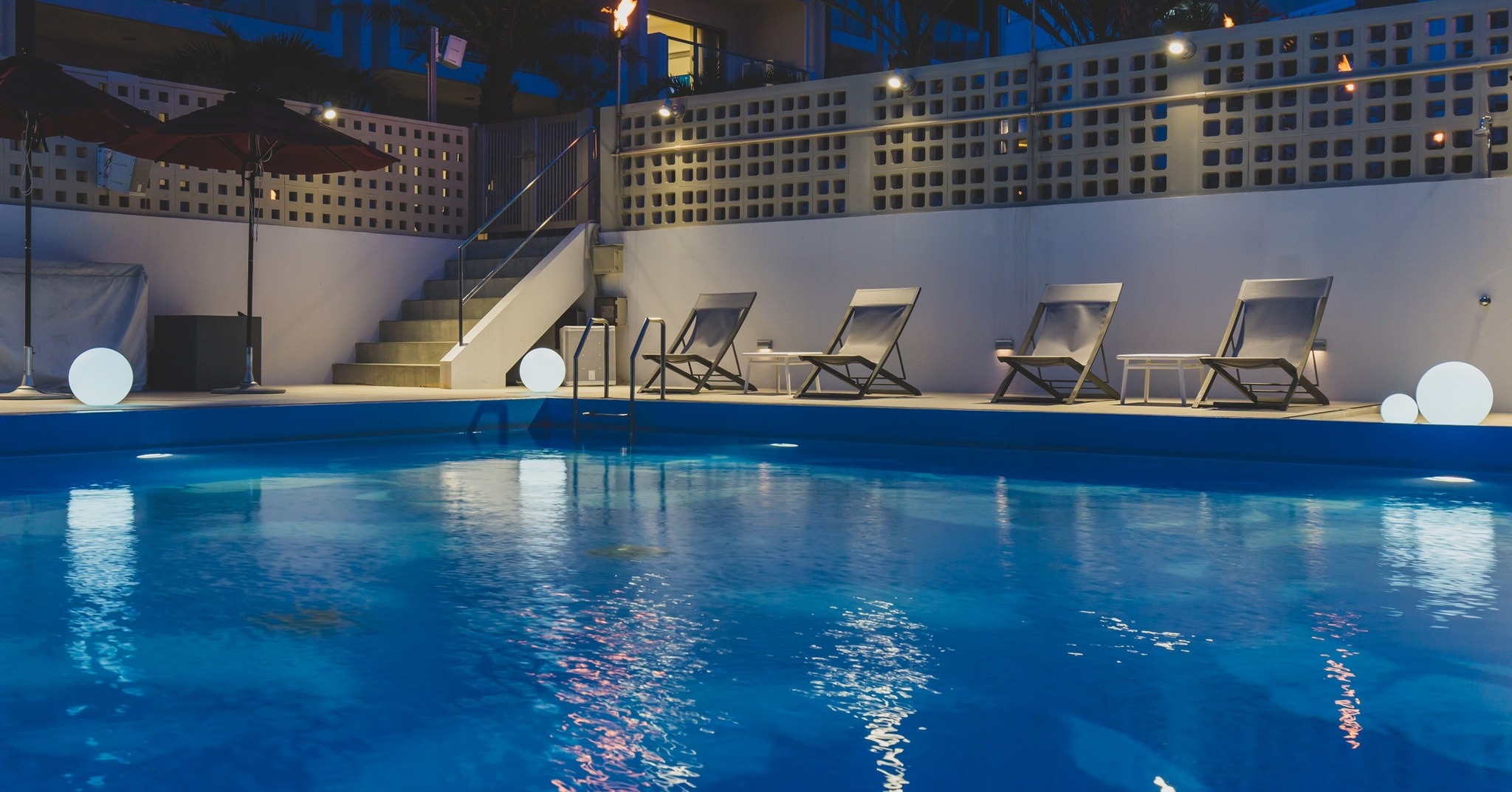 夜のプールサイドは、まるで秘密のリゾート空間🏝🌙
HIDEOUT OKINAWA URUMAのナイトプールで過ごすひとときは、日常を忘れる贅沢な時間。
柔らかなライトに照らされて、心地よい風を感じながらのんびりチルアウト。
おしゃれで落ち着いた雰囲気の中、大人の沖縄ステイを楽しんでみませんか？

#ナイトプール #沖縄ステイ #プールがあるホテル沖縄
#HideoutUruma #うるまでリラックス #沖縄トリップ #石川東恩納
#hideoutokinawa #hideoutokinawauruma #okinawa #uruma #resort #travel
#family #resortstyle #beach #pool #loves_okinawa #chickenoverrice

📸 楽しい瞬間をシェアして、タグ付けしてくれると嬉しいです！

STAY CASUAL｜KEEP CULTURAL
Make the Most of Your Time with US

HIDEOUT OKINAWA URUMA
1710-1 Ishikawa Higashionna Uruma
Tel｜098-963-0600

詳しくはプロフィールリンクから