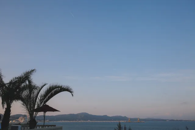 朝の澄んだ空気と、やさしい光に包まれる沖縄の海。
HIDEOUT OKINAWA URUMAから見えるこの景色は、まるでプライベートビュー。
早起きして、この静けさと美しさに触れる時間は、心と体をリセットする最高の贈り物です🌴🌅
今日という1日が、特別なものになりますように。
#HideoutUruma #うるまでリラックス #沖縄トリップ #チキンオーバーライス #石川東恩納
#プールがあるホテル沖縄 #沖縄 #うるま市 #hideoutokinawa #hideoutokinawauruma
#chickenoverrice #okinawa #uruma #resort #travel #family #resortstyle #beach #pool #loves_okinawa
📸 楽しい瞬間をシェアして、タグ付けしてくれると嬉しいです!
STAY CASUAL|KEEP CULTURAL
Make the Most of Your Time with US
HIDEOUT OKINAWA URUMA
1710-1 Ishikawa Higashionna Uruma
Tel|098-963-0600
詳しくはプロフィールリンクから