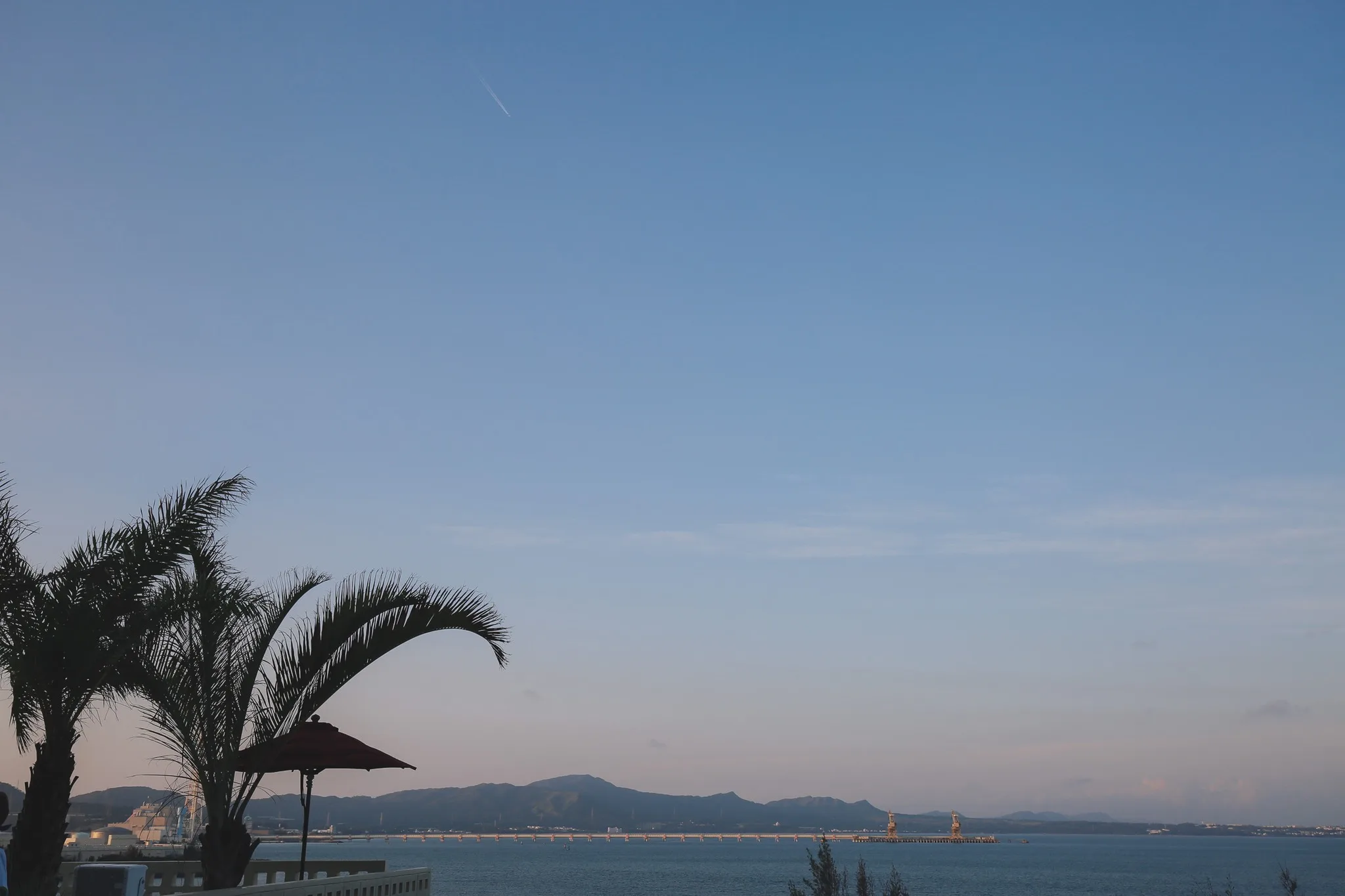 朝の澄んだ空気と、やさしい光に包まれる沖縄の海。
HIDEOUT OKINAWA URUMAから見えるこの景色は、まるでプライベートビュー。
早起きして、この静けさと美しさに触れる時間は、心と体をリセットする最高の贈り物です🌴🌅

今日という1日が、特別なものになりますように。

#HideoutUruma #うるまでリラックス #沖縄トリップ #チキンオーバーライス #石川東恩納
#プールがあるホテル沖縄 #沖縄 #うるま市 #hideoutokinawa #hideoutokinawauruma
#chickenoverrice #okinawa #uruma #resort #travel #family #resortstyle #beach #pool #loves_okinawa

📸 楽しい瞬間をシェアして、タグ付けしてくれると嬉しいです！

STAY CASUAL｜KEEP CULTURAL
Make the Most of Your Time with US

HIDEOUT OKINAWA URUMA
1710-1 Ishikawa Higashionna Uruma
Tel｜098-963-0600

詳しくはプロフィールリンクから